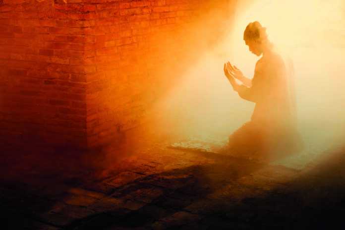 Silhouette,Of,Muslim,Man,Having,Worship,And,Praying,For,Fasting